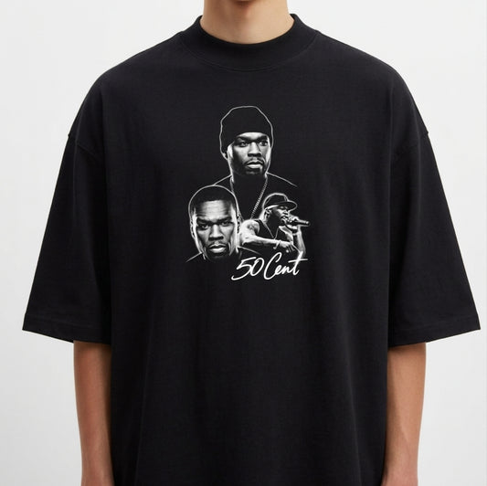 Camiseta com estampa frontal de três imagens de pessoa em diferentes poses com assinatura estilizada abaixo.