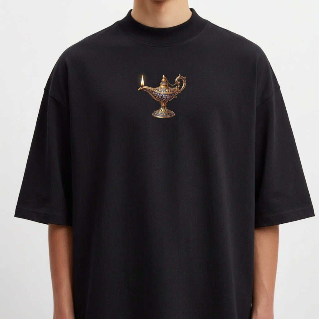 Camiseta com estampa frontal de lâmpada mágica detalhada e estampa traseira de a mesma lâmpada cercada por palavras em escrita cursiva elegante.