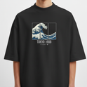 Camiseta com estampa frontal de onda estilizada em três painéis e texto centralizado "Tokyo 1986" seguido de "TITANIFF" em letras menores.