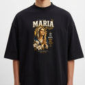 Camiseta com estampa frontal de uma figura religiosa cercada de flores e estrelas, com texto grande destacando "Maria Mãe de Jesus" e outros detalhes.