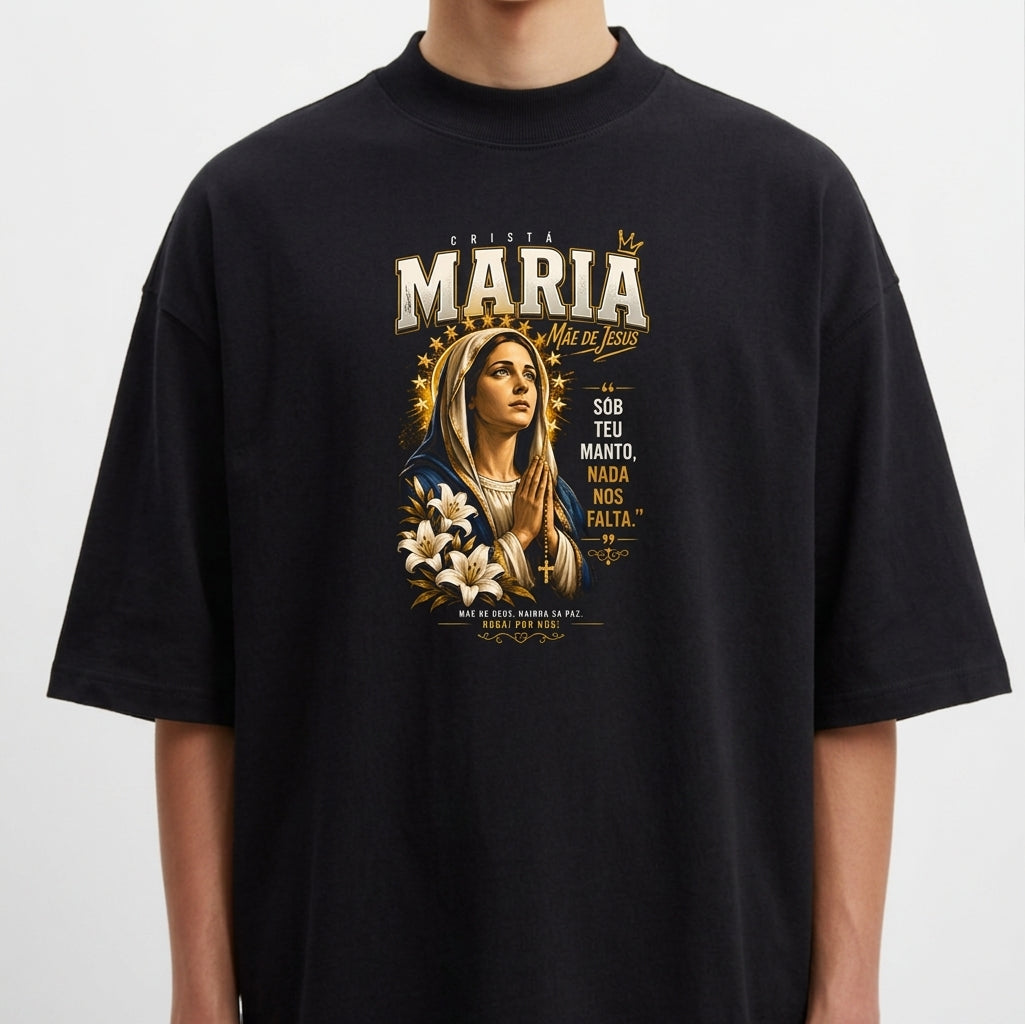 Camiseta com estampa frontal de uma figura religiosa cercada de flores e estrelas, com texto grande destacando "Maria Mãe de Jesus" e outros detalhes.