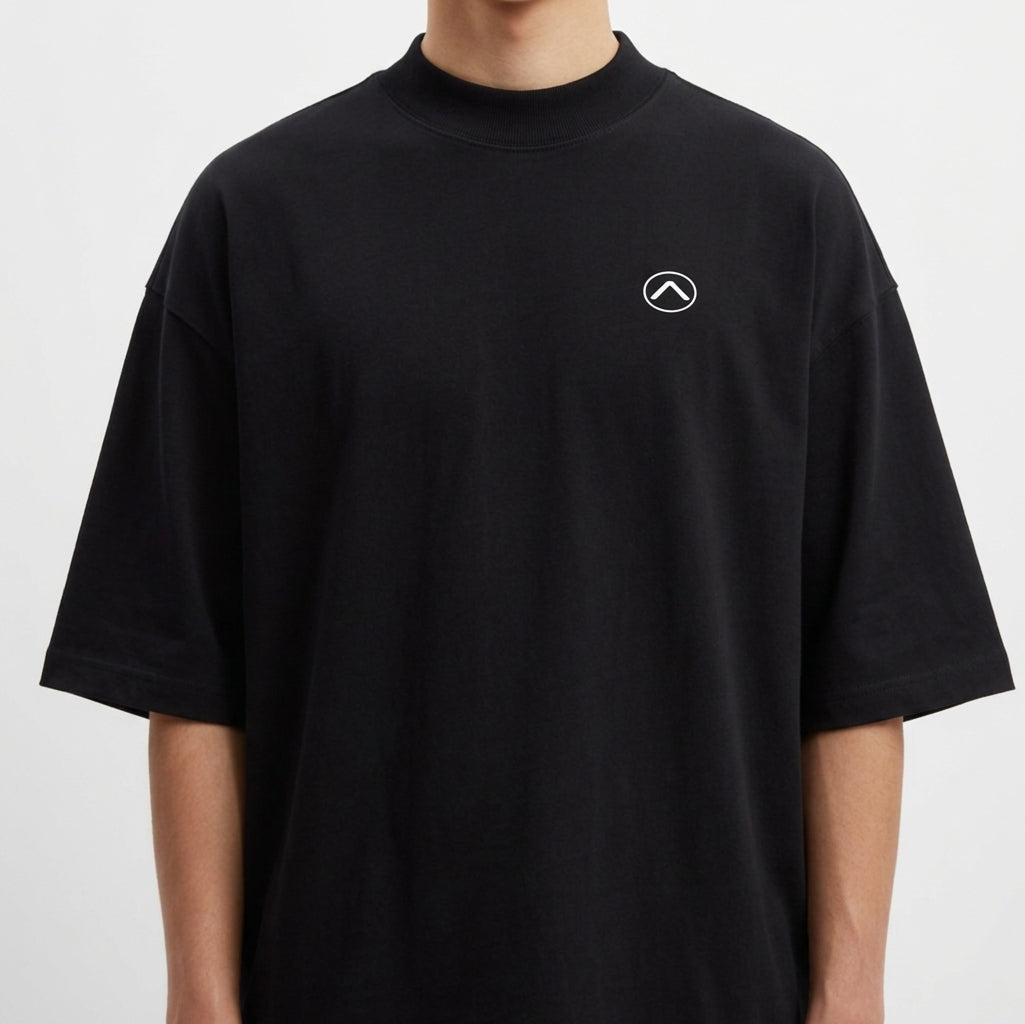 Camiseta com estampa frontal de símbolo minimalista e estampa traseira de pranchas de surfe em fundo de pôr do sol com palmeiras e chão xadrez.