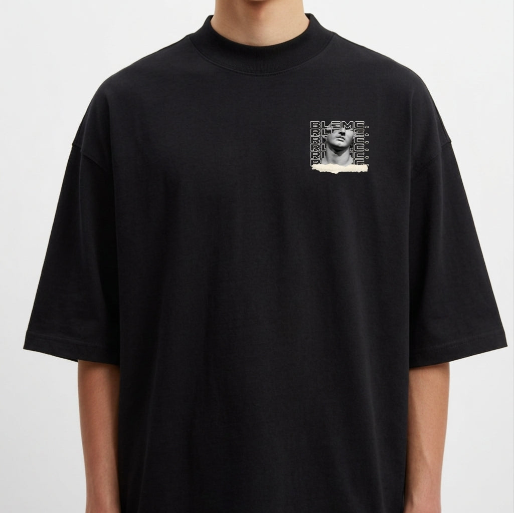 Camiseta com estampa frontal de uma escultura clássica com texto estilizado repetido e detalhe de rasgo, e estampa traseira similar ampliada e centralizada.