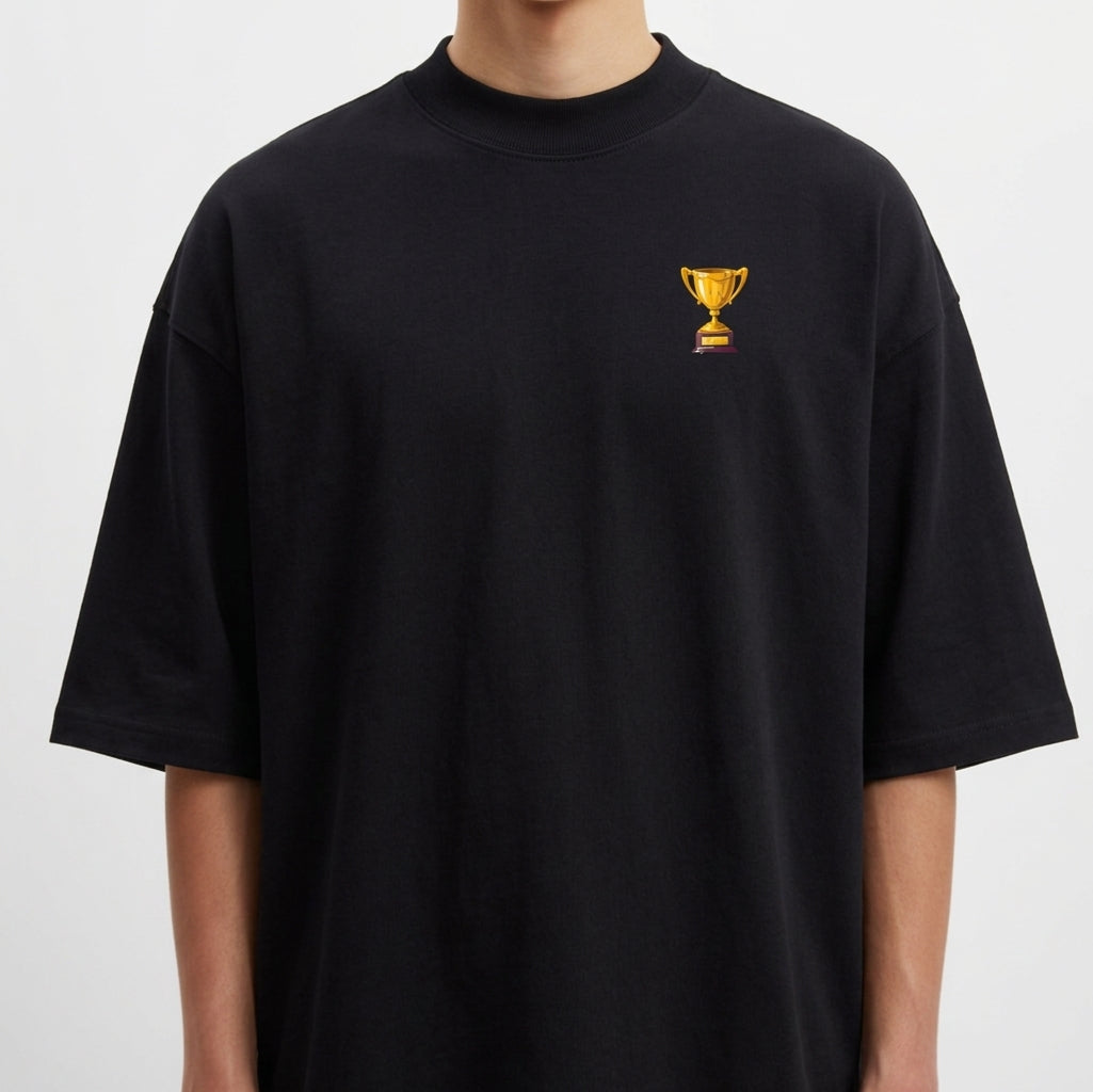 Camiseta com estampa frontal de troféu pequeno à esquerda e estampa traseira de grande troféu acompanhado da frase "QUEM VENCER HERDARÁ TODAS ESSAS COISAS APOCALIPSE 21:7".