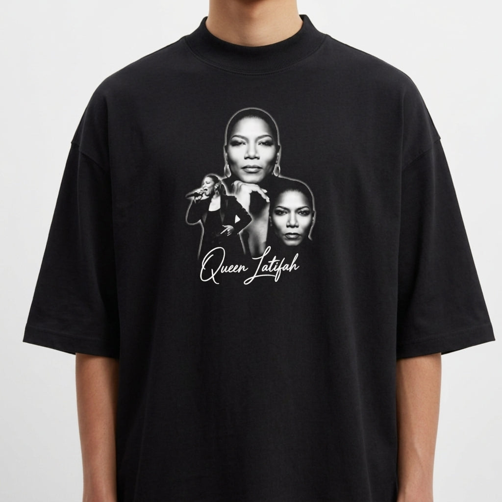 Camiseta com estampa frontal de três retratos em preto e branco de uma mulher, cada um em estilo diferente, acompanhados por uma assinatura estilizada.
