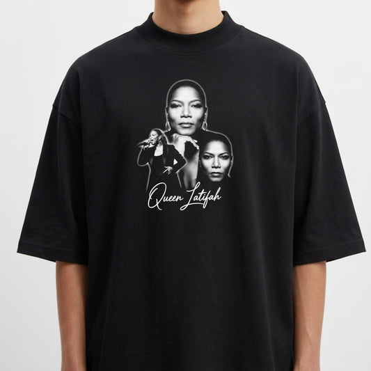 Camiseta com estampa frontal de três retratos em preto e branco de uma mulher, cada um em estilo diferente, acompanhados por uma assinatura estilizada.