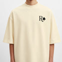 Camiseta com estampa frontal de letra "R" acompanhada de um símbolo de espadas e estampa traseira de cartas de baralho formando "Full House".
