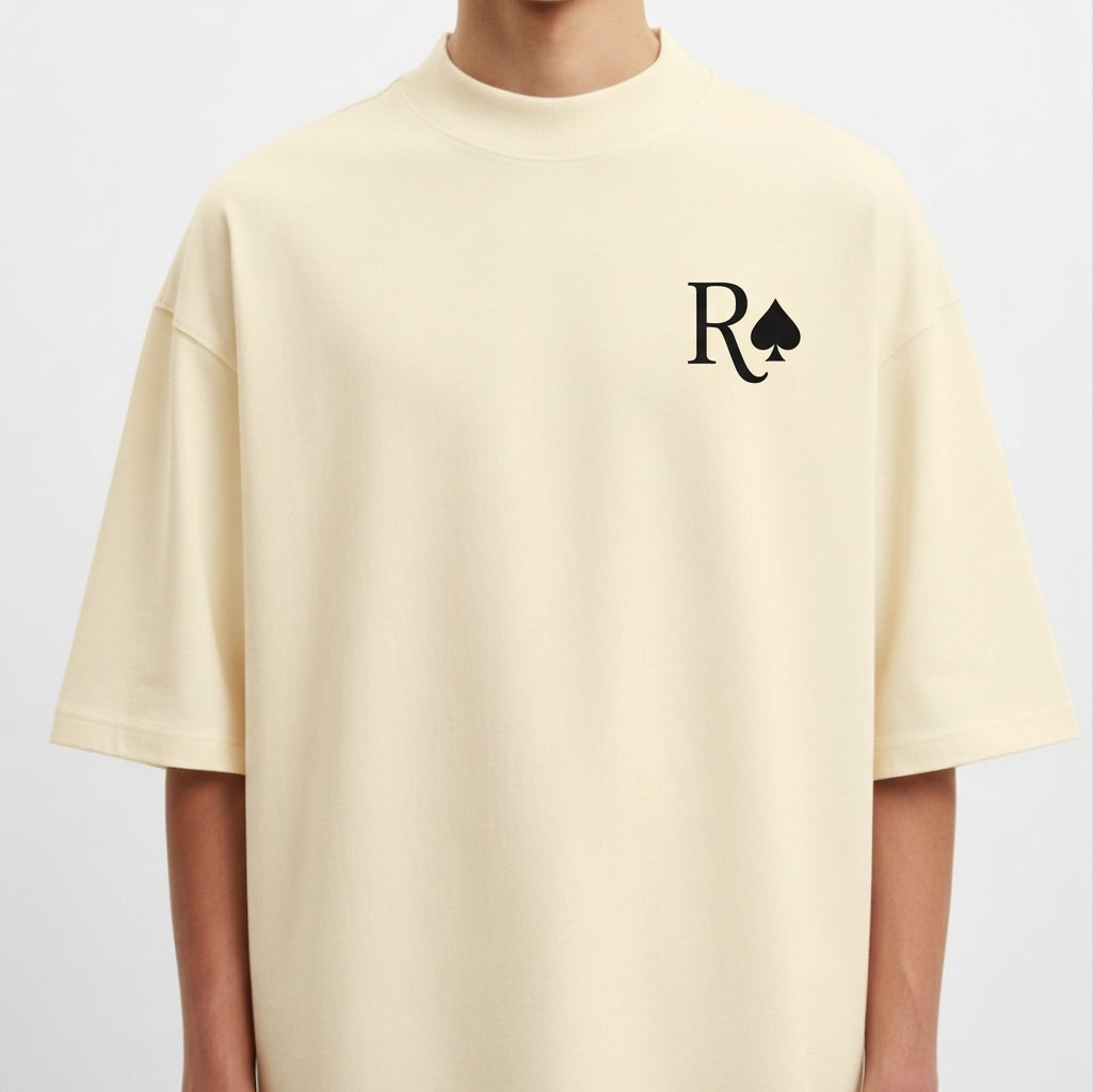 Camiseta com estampa frontal de letra "R" acompanhada de um símbolo de espadas e estampa traseira de cartas de baralho formando "Full House".