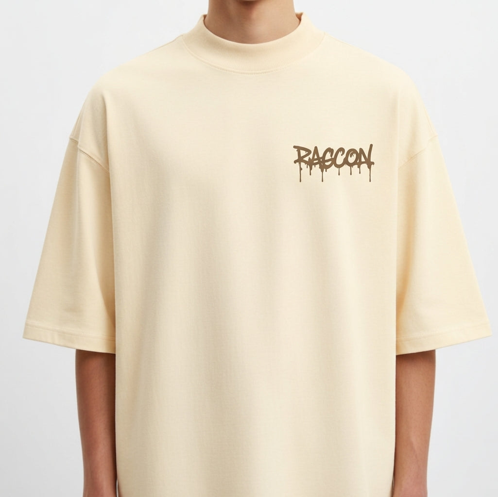 Camiseta com estampa frontal de palavra gotejante estilizada e estampa traseira de nome com tipografia imponente sobre texto escorrido similar.