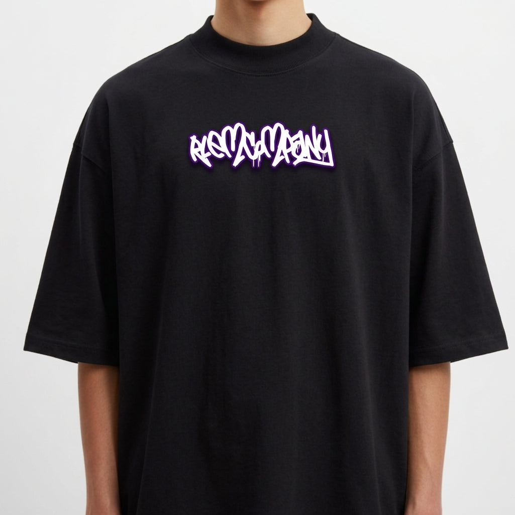 Camiseta com estampa frontal de tipografia estilizada, parecendo um grafite urbano, em traços grossos e curvos, formando uma composição artística vibrante.