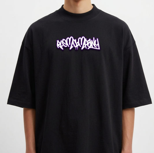 Camiseta com estampa frontal de tipografia estilizada, parecendo um grafite urbano, em traços grossos e curvos, formando uma composição artística vibrante.