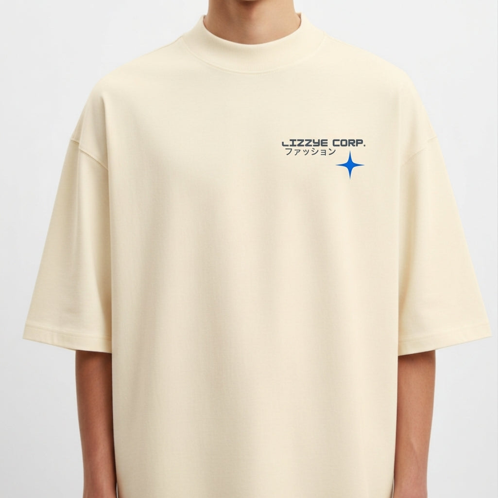 Camiseta com estampa frontal de texto estilizado ao lado de um símbolo estrelado e estampa traseira de logo similar ampliado com gráfico curvo dinâmico.