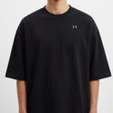 Camiseta com estampa frontal de pequeno logotipo geométrico e estampa traseira de palavras "RUNNING GYM FUN ALWAYS" sobre um oval com "TMG".