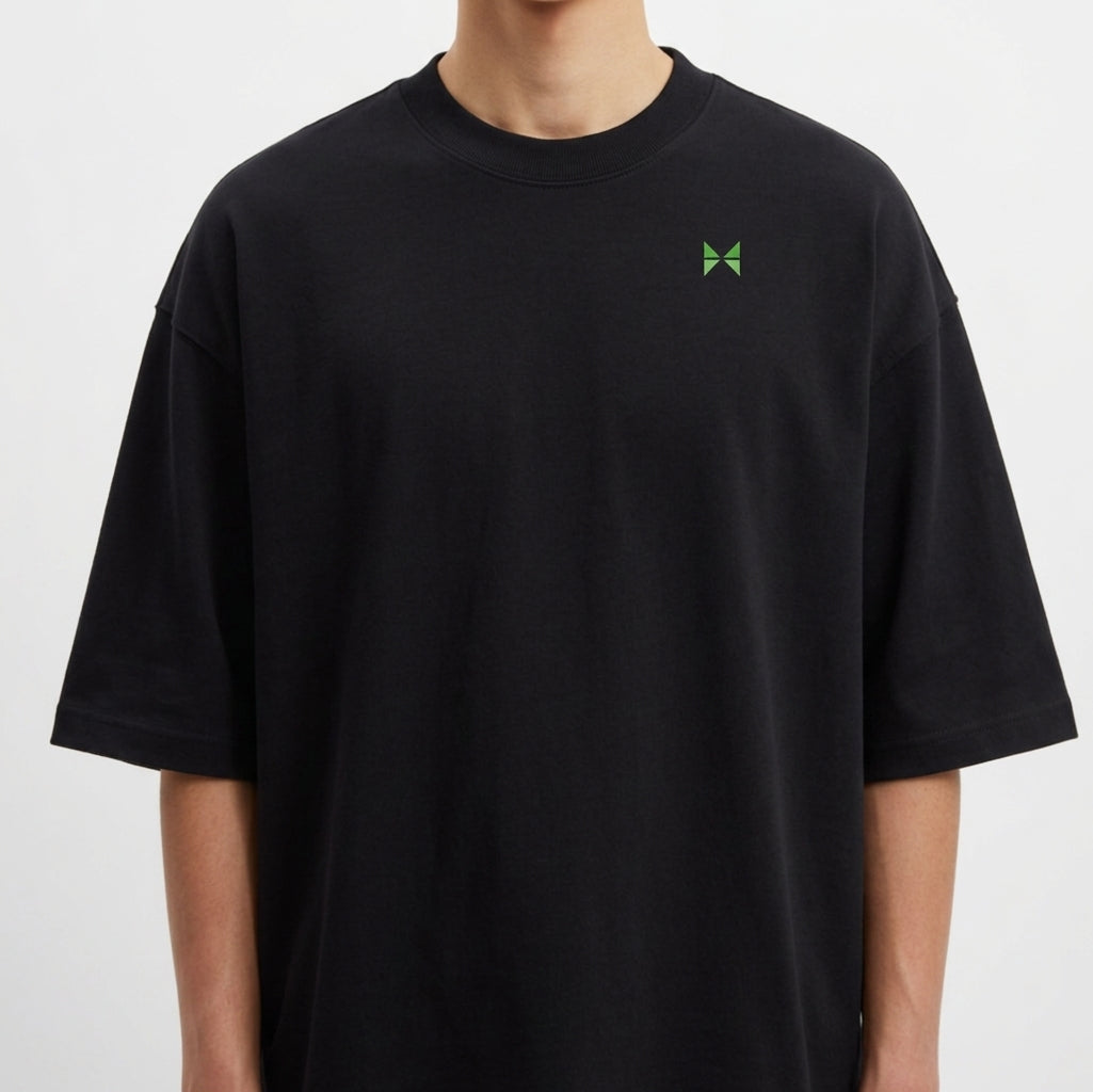 Camiseta com estampa frontal de pequeno logotipo geométrico e estampa traseira de palavras "RUNNING GYM FUN ALWAYS" sobre um oval com "TMG".
