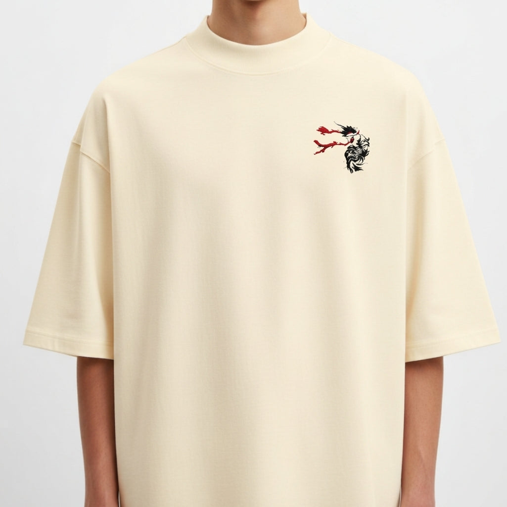 Camiseta com estampa frontal de cabeça estilizada com detalhes vermelhos e estampa traseira de personagem sobre cidade com sol poente e caracteres gráficos.