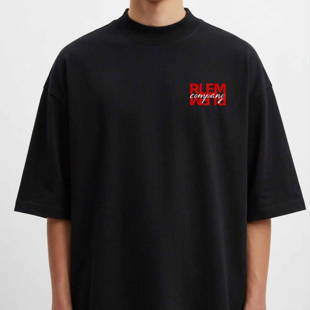 Camiseta com estampa frontal de texto estilizado em caixa vermelha e estampa traseira de retrato vintage com linhas verticais e texto cruzado.