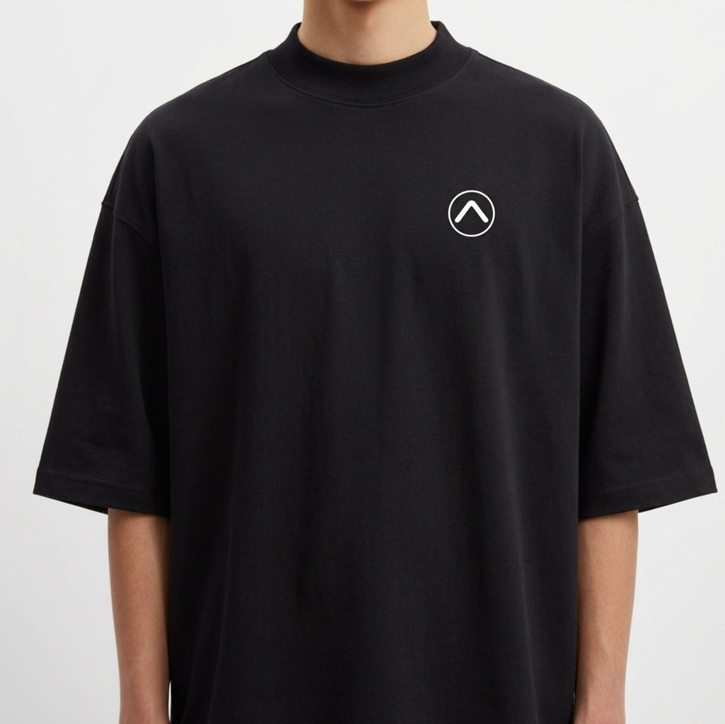 Camiseta com estampa frontal de logo minimalista circular e estampa traseira de skatista sobre ruínas urbanas e círculo abstrato.