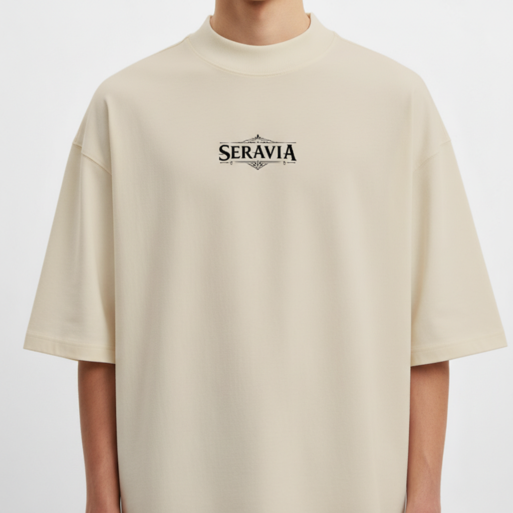 Camiseta com estampa frontal de "Seravia" estilizado e estampa traseira de espadas cruzadas sob asas abertas com símbolo circular no topo.