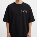 Camiseta com estampa frontal de "LXVI" em estilo clássico e estampa traseira de colunas gregas com "LXVI", grafite, "Raccon Team" e "MMXXVI".