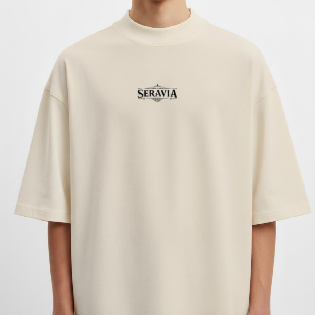 Camiseta com estampa frontal de logotipo estilizado "Seravia" e estampa traseira de ilustração detalhada de rainha egípcia chamada Anck-Su-Namun.