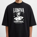 Camiseta com estampa frontal de busto de escultura clássica sob palavras estilizadas e símbolos gráficos dispersos, acompanhada de frase impactante.
