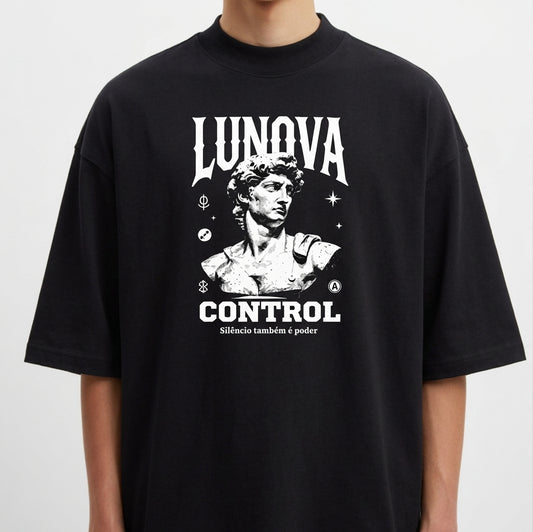 Camiseta com estampa frontal de busto de escultura clássica sob palavras estilizadas e símbolos gráficos dispersos, acompanhada de frase impactante.