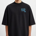Camiseta com estampa frontal de "LZZYE CORP." acompanhada de um pequeno símbolo, e estampa traseira de uma grande cruz estilizada em destaque.