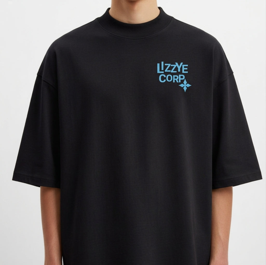 Camiseta com estampa frontal de "LZZYE CORP." acompanhada de um pequeno símbolo, e estampa traseira de uma grande cruz estilizada em destaque.