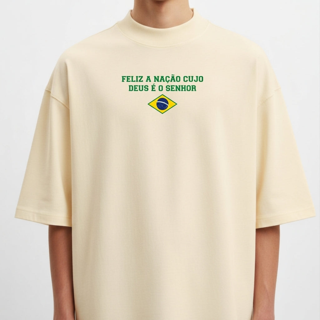 Camiseta com estampa frontal de frase junto a símbolo nacional e estampa traseira de inscrição religiosa seguida pelos números 33 e 12 em destaque.