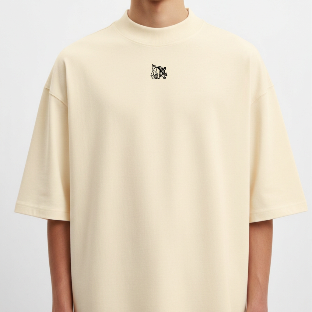 Camiseta com estampa frontal de um pequeno logotipo abstrato e estampa traseira de guerreiro viking com machados, cercado por textos "ETERNAL VALOR" e "ECHOES OF VALHALLA".