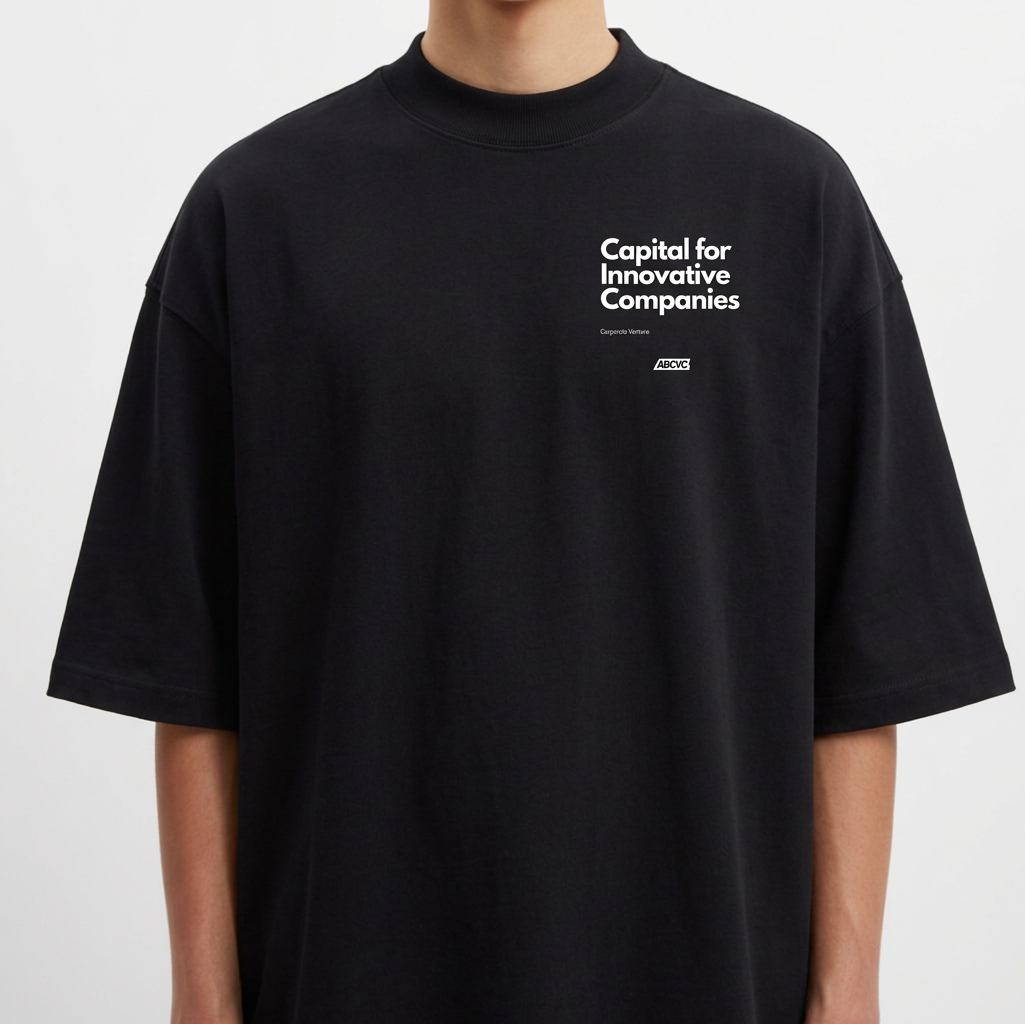 Camiseta com estampa frontal de slogan "Capital for Innovative Companies" acompanhado do texto menor "Corporate Venture" e logotipo retangular com sigla.