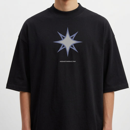 Camiseta com estampa frontal de estrela estilizada de múltiplas pontas com bordas distintas e texto pequeno logo abaixo.