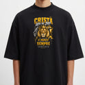 Camiseta com estampa frontal de um leão centralizado, contornado por detalhes gráficos e frases em destaque que remetem a temas de força e poder.