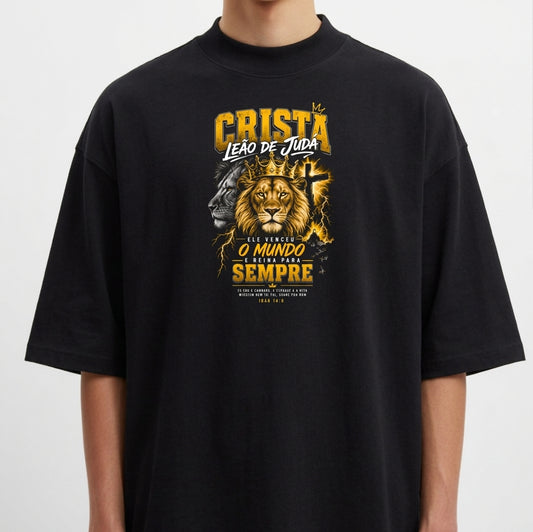 Camiseta com estampa frontal de um leão centralizado, contornado por detalhes gráficos e frases em destaque que remetem a temas de força e poder.