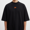 Camiseta com estampa frontal de letras estilizadas e estampa traseira de lutador em pose desafiadora, acompanhado da frase "HIGH VOLUME LOW IQ".