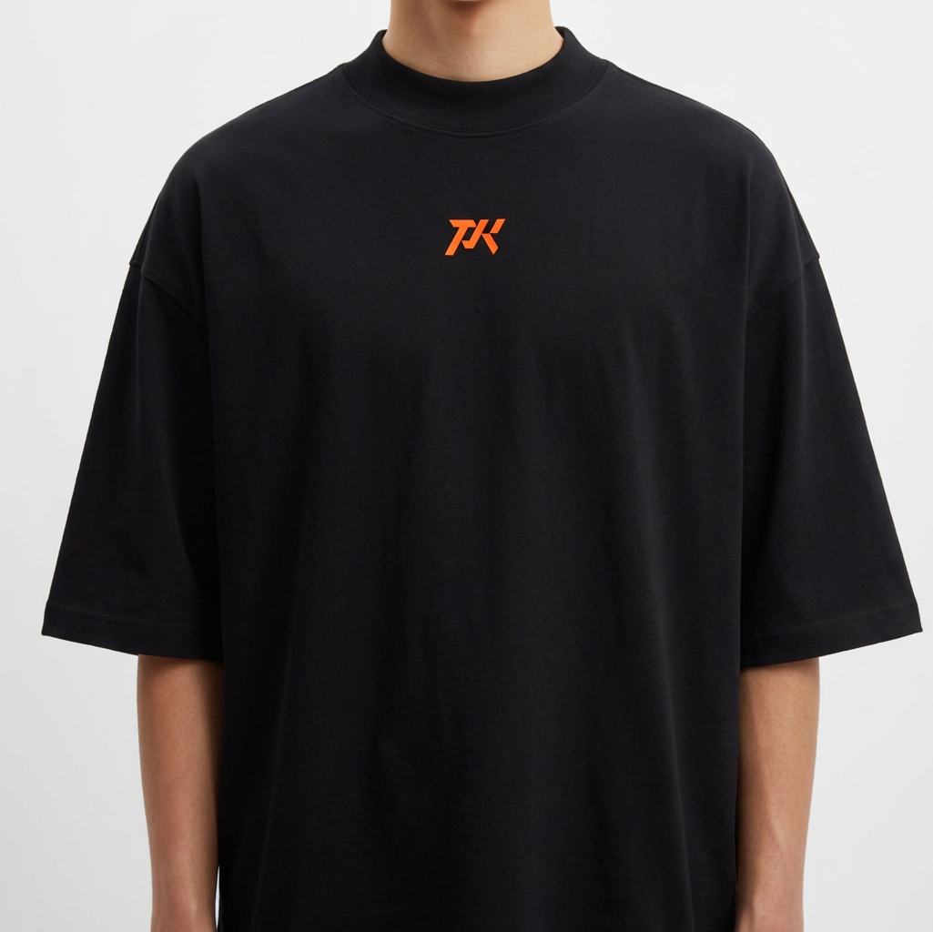 Camiseta com estampa frontal de letras estilizadas e estampa traseira de lutador em pose desafiadora, acompanhado da frase "HIGH VOLUME LOW IQ".