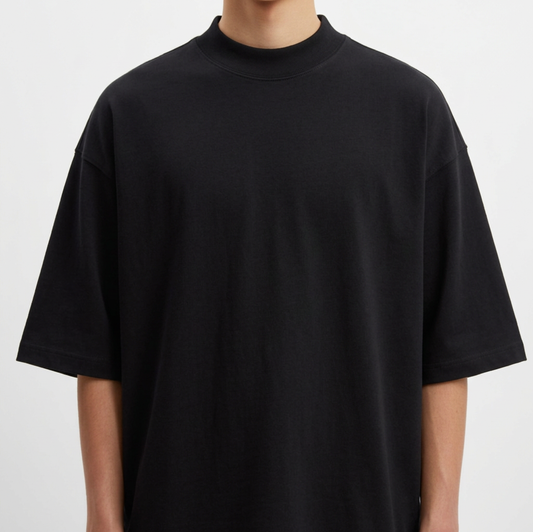 Camiseta sem estampa frontal ou traseira visível.