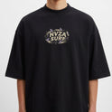 Camiseta com estampa frontal de texto centralizado "NVZA SURF" rodeado por um desenho de tubarões que criam forma circular em torno das letras.