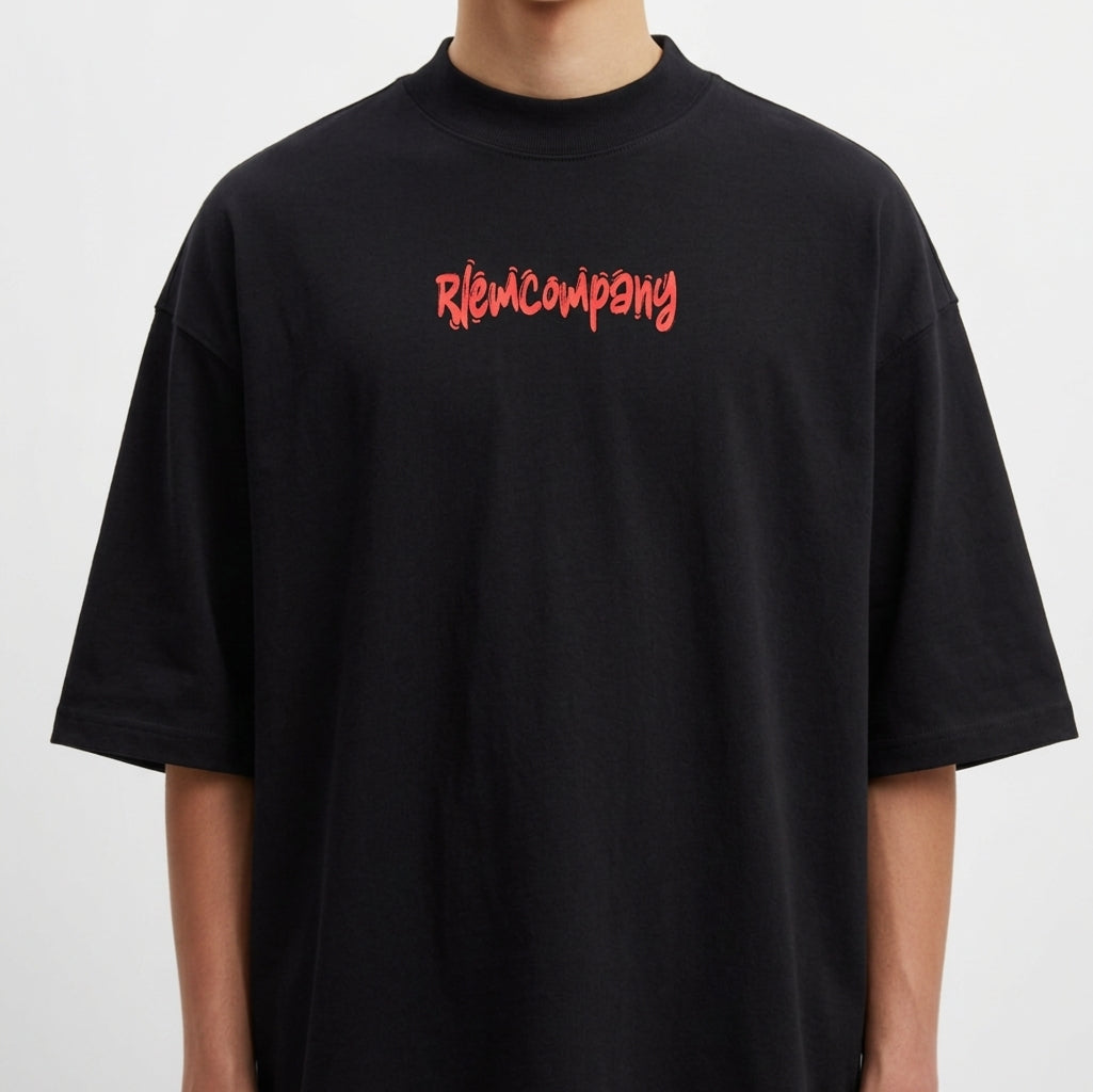 Camiseta com estampa frontal de logotipo estilizado e estampa traseira de camaleão colorido com detalhes psicodélicos e grafite no topo.