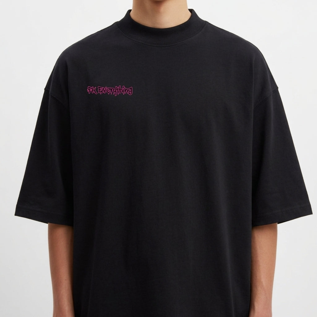 Camiseta com estampa frontal de inscrição estilizada e estampa traseira de urso sorridente com olhos em forma de "X" sobre fundo de respingos vibrantes.