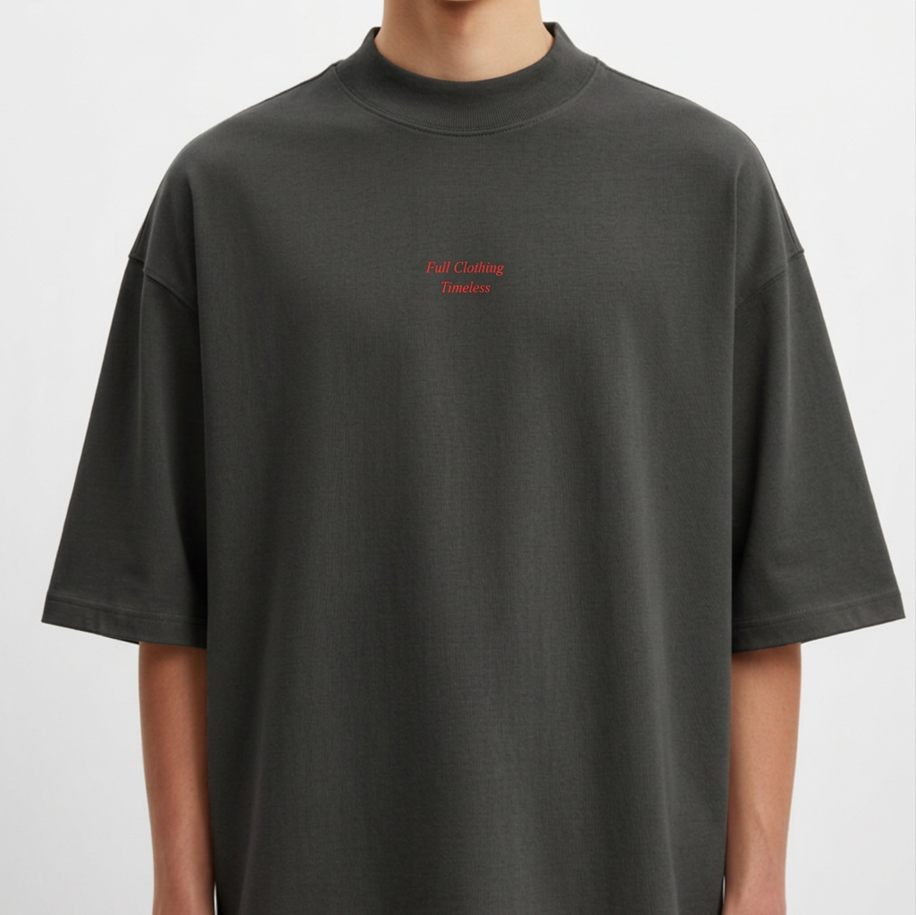 Camiseta com estampa frontal de texto estilizado pequeno e estampa traseira de relógio realista com frases e a palavra "Timeless" em destaque.