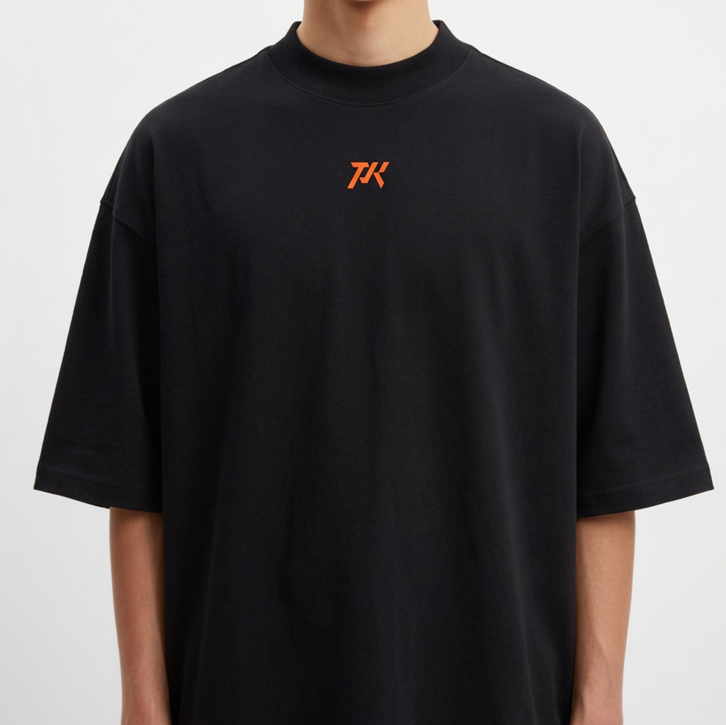 Camiseta com estampa frontal de pequeno logotipo "TK" estilizado e estampa traseira de figura viking detalhada com capacete entre espadas cruzadas, rodeada pelo texto "VIKING PARKER SQUAD".