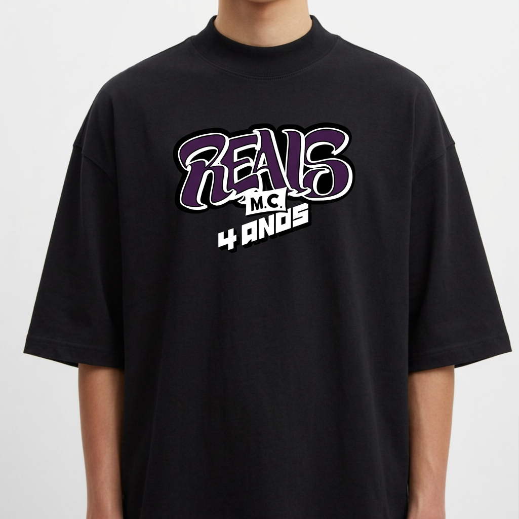 Camiseta com estampa frontal de letras estilizadas "Reais M.C. 4 anos" e estampa traseira de um crânio segurando uma placa com símbolo estilizado.