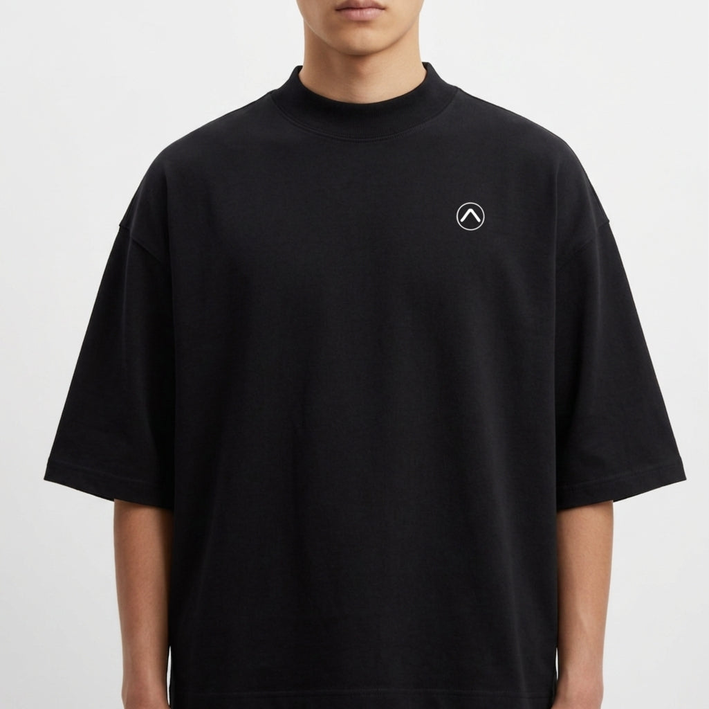 Camiseta com estampa frontal de símbolo minimalista no canto inferior e estampa traseira de paisagem praiana ao entardecer com padrão de calçada ondulada.