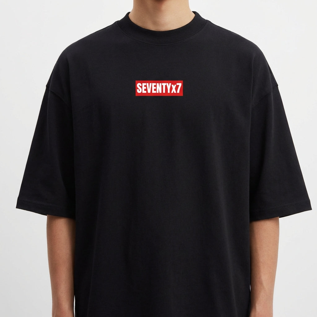 Camiseta com estampa frontal de texto dentro de retângulo pequeno, e estampa traseira de texto pequeno localizado próximo à gola.