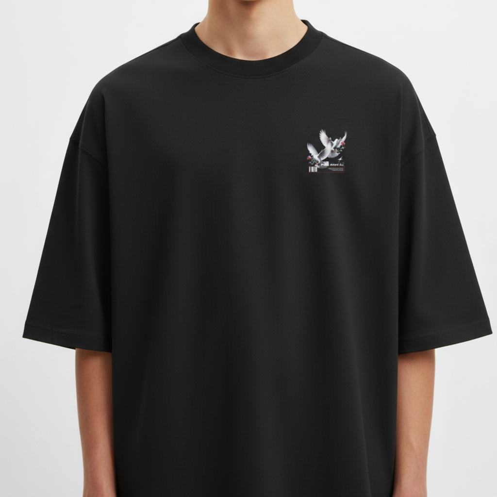 Camiseta com estampa frontal de uma pomba sutilmente detalhada, acompanhada por pequenas flores e elementos gráficos, ao lado de formas geométricas urbanas.