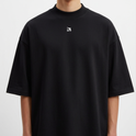 Camiseta com estampa frontal de pequeno símbolo gráfico e estampa traseira de figura viking com capacete e machados cruzados, acompanhada de inscrições temáticas.