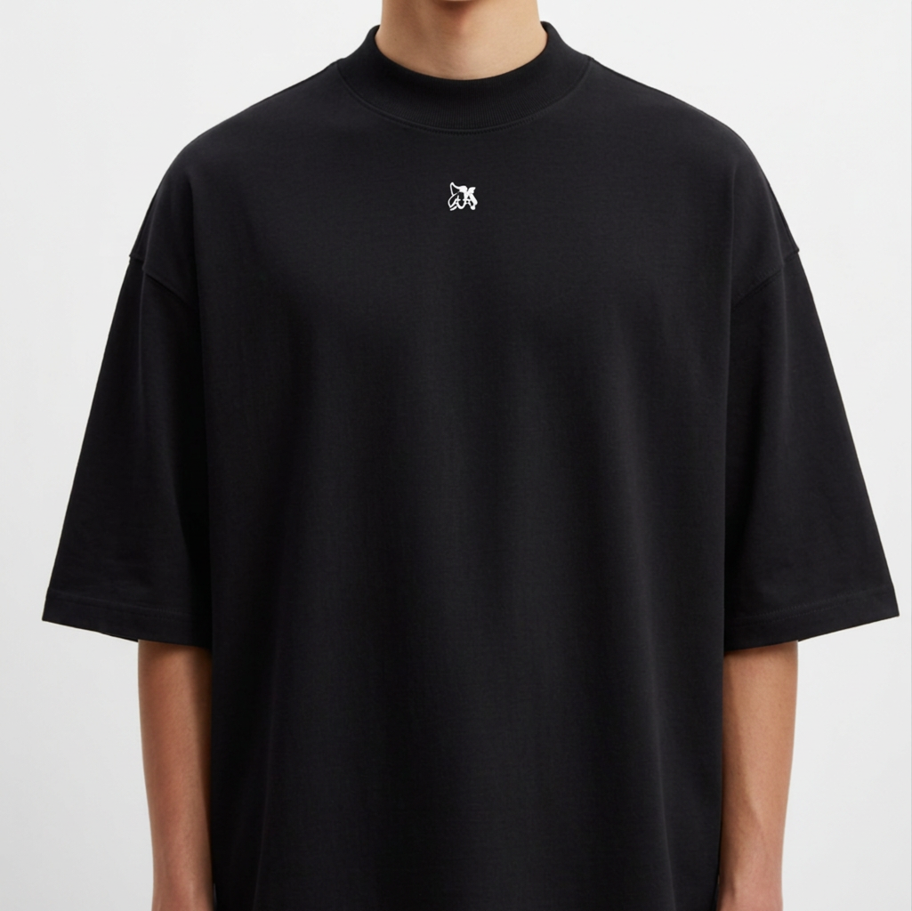 Camiseta com estampa frontal de pequeno símbolo gráfico e estampa traseira de figura viking com capacete e machados cruzados, acompanhada de inscrições temáticas.