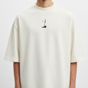 Camiseta com estampa frontal de número estilizado e estampa traseira de arte detalhada de personagem fictício com cabelo longo e texto decorativo.