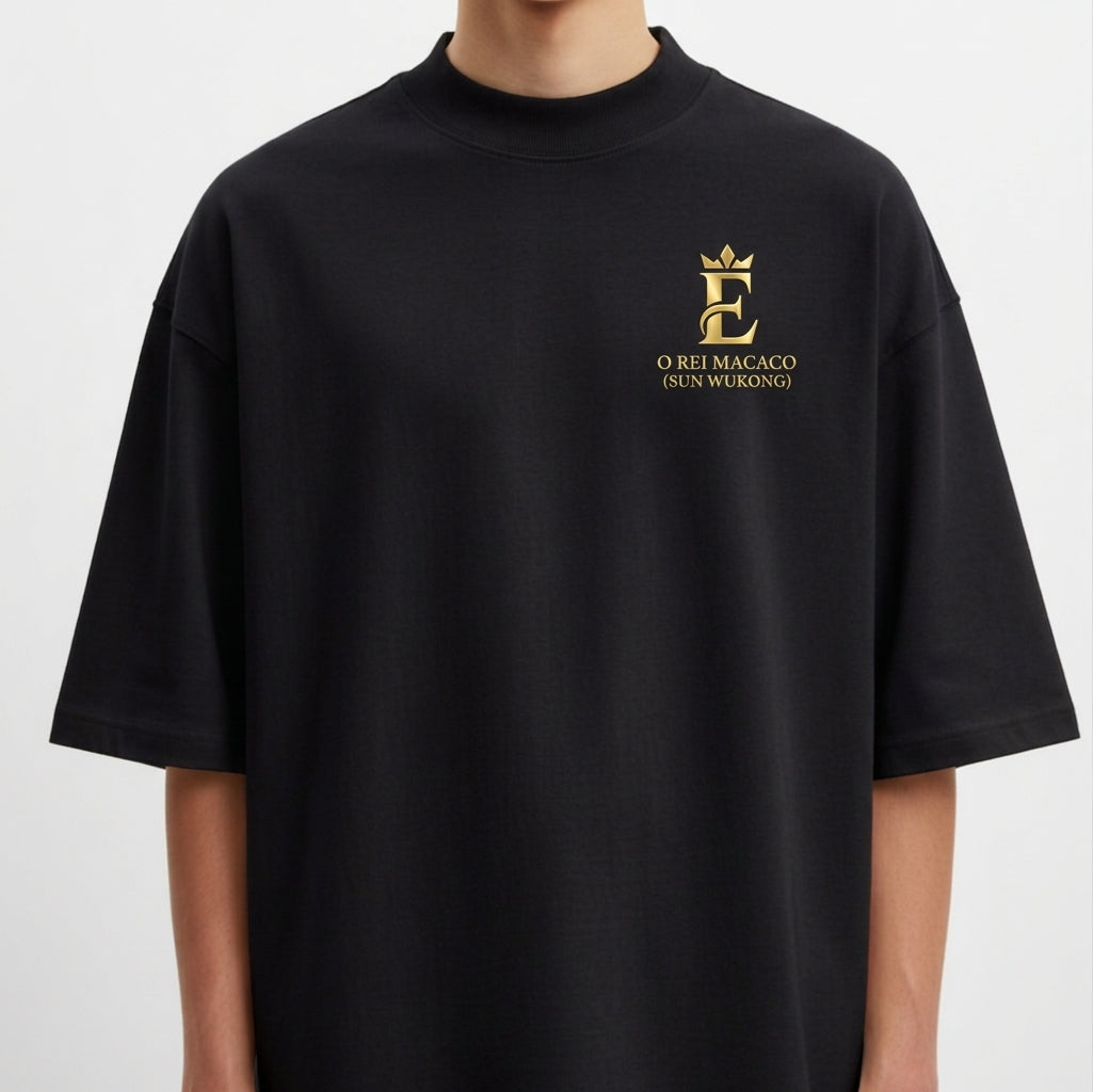 Camiseta com estampa frontal de um emblema dourado com uma coroa, texto "O Rei Macaco (Sun Wukong)" e estampa traseira de uma ilustração detalhada com "Lenda 3: O Rei Macaco".